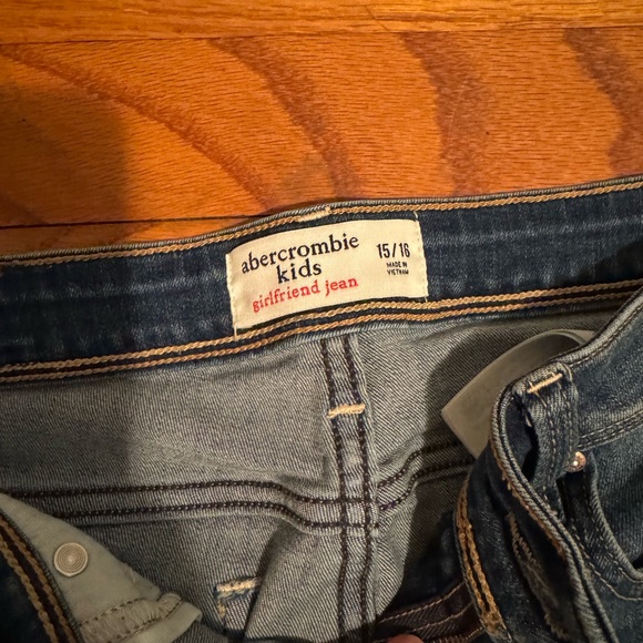 Abercrombie Kids Girlfriend Jeans - Picture 4 of 6